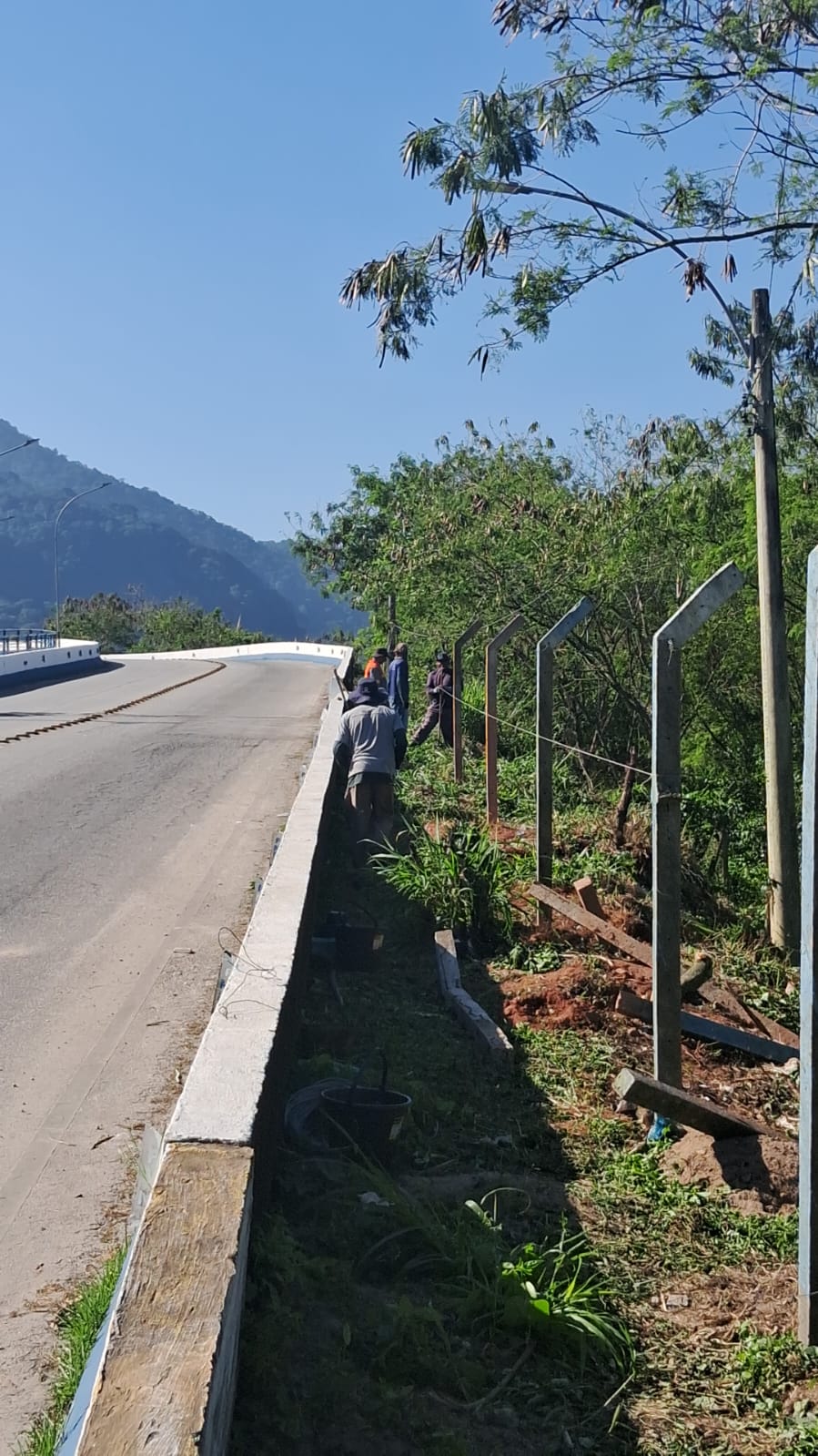 Cerco antes do conserto à beira da estrada - Foto M2